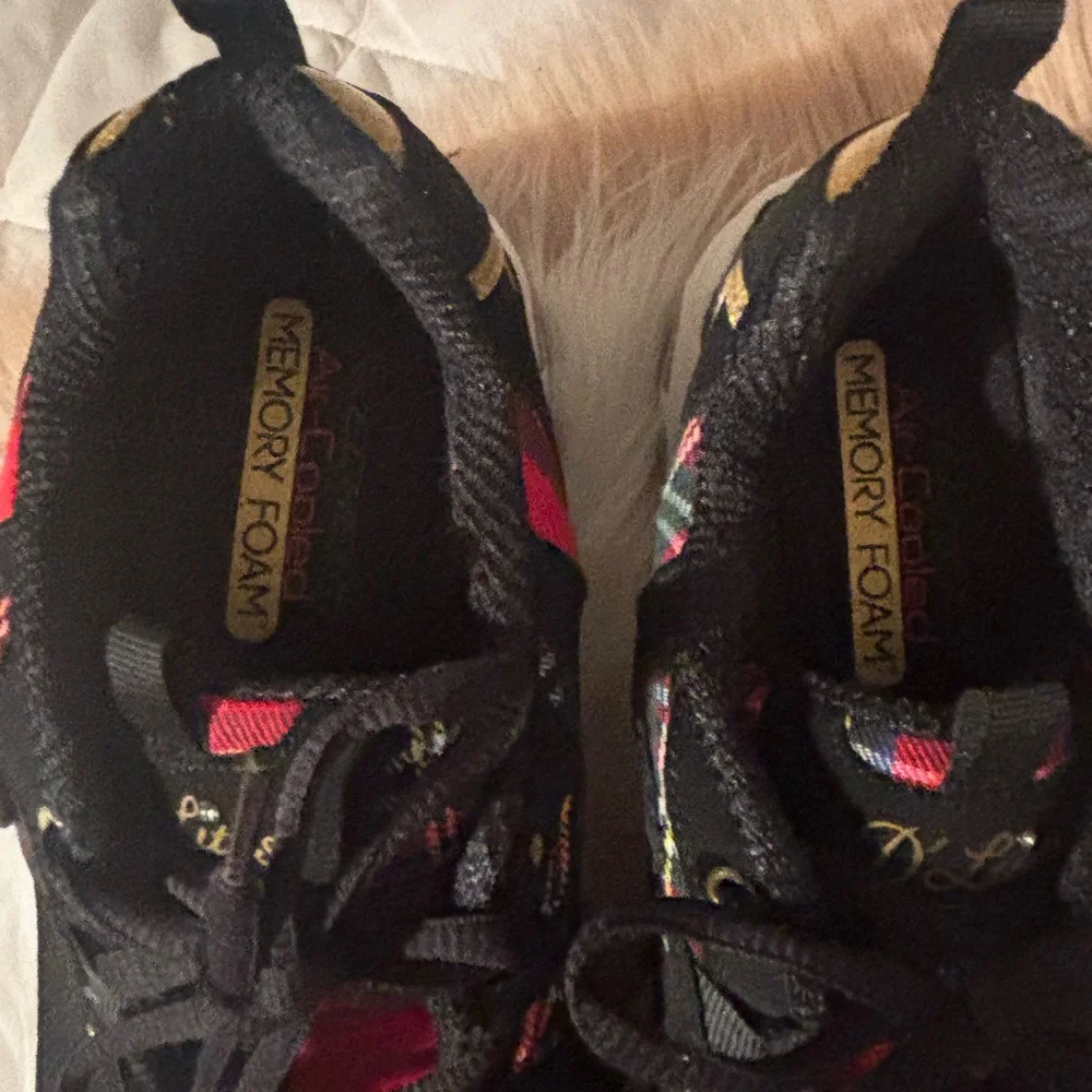 Skechers Black and Red Woman Sneakers.